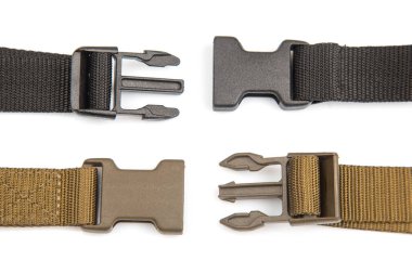 Beyaz arka planda sırt çantaları, çantalar, naylon kemerler için hızlı plastik klips. giysi ve turizm ekipmanları için eşyalar ve aksesuarlar