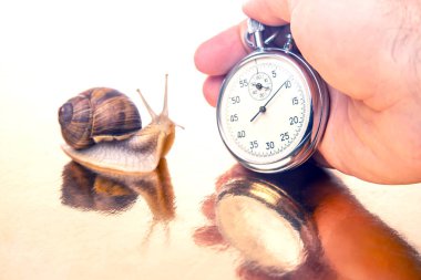 Altından bir arka planda kronometre. Hız kavramı. Uzaktan ölçme zamanı. Spor müsabakalarını bitir. Son başvuru tarihi