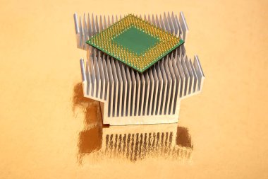 Bilgisayar için çip ve ısıtıcı. Bilgisayar teknolojisinin elektronik bileşeni. bilgisayar endüstrisi