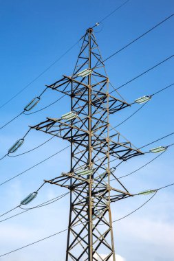 Elektrik iletimi için kablolarla elektrik hattı desteği. Dağıtım istasyonunda kablo kablosu olan yüksek voltaj şebekesi kulesi. Enerji endüstrisi.