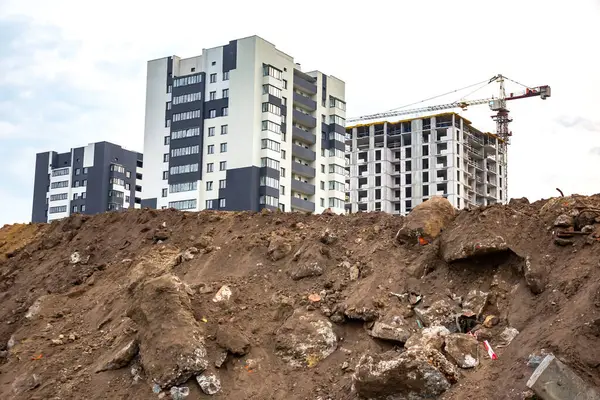 Modern, çok katlı bir konut inşaatı. Konut binalarının inşaat endüstrisi