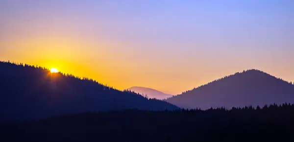 Красочные Облака Небе Закате Фоне Горного Леса — стоковое фото