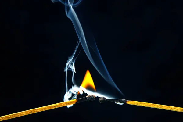 Feuer Und Rauch Brennendes Und Rauchendes Streichholz Auf Schwarzem Hintergrund — Stockfoto
