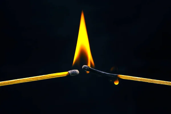 Égő Gyufa Fekete Háttérrel Tűzlángból Származó Fény — Stock Fotó