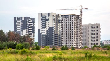Modern, çok katlı bir konut inşaatı. Konut binalarının inşaat endüstrisi