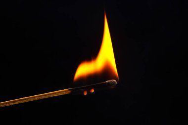 Siyah arka planda yanan kibrit. Sıcaklık ve alevlerin ışığı