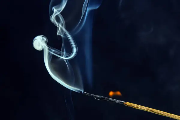 Курение Матч Черном Фоне Тепло Свет Огня — стоковое фото