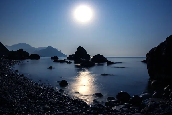 满月把空间照耀在石头海岸上 自然景观 图库图片