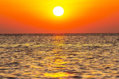 Denizin üzerinde şafak ve gün batımı. Doğadaki manzara