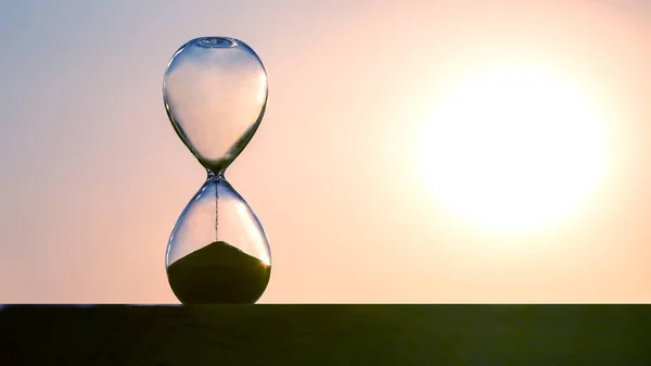 Kum Saati Akşam Güneşinin Arka Planına Göre Zamanın Uzunluğunu Sayar — Stok fotoğraf