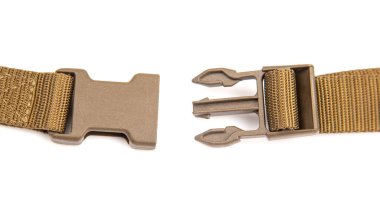 Beyaz arka planda sırt çantaları, çantalar, naylon kemerler için hızlı plastik klips. giysi ve turizm ekipmanları için eşyalar ve aksesuarlar