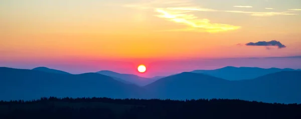 Bunte Wolken Himmel Bei Sonnenuntergang Vor Der Kulisse Eines Bergigen — Stockfoto