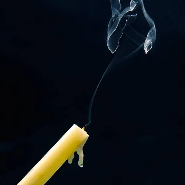 在黑暗的背景上从熄灭的蜡烛中冒出的烟 灵性的概念和生命的终结 — 图库照片