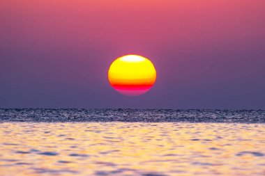 Denizin üzerinde şafak ve gün batımı. Doğadaki manzara
