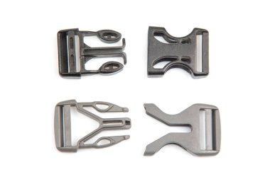 Beyaz arka planda sırt çantaları, çantalar, naylon kemerler için hızlı plastik klips. giysi ve turizm ekipmanları için eşyalar ve aksesuarlar