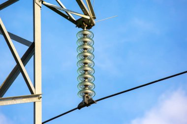 Elektrik gerilim kablolarına sahip yüksek voltaj kulesi bulutların arka planına yakın çekim izole eder. Enerji endüstrisi.