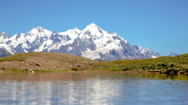 Caucasus dağ dağ gölü yansıması