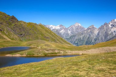 Gürcistan'daki dağlık arazi görünümünde manzara