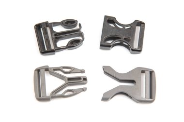 Beyaz arka planda sırt çantaları, çantalar, naylon kemerler için hızlı plastik klips. giysi ve turizm ekipmanları için eşyalar ve aksesuarlar