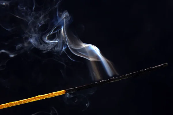 Fumando Partido Sobre Fondo Negro Calor Luz Llama Fuego — Foto de Stock