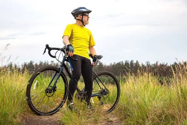 Ein Bärtiger Mann Gelber Kleidung Ruht Sich Auf Einem Fahrrad — Stockfoto