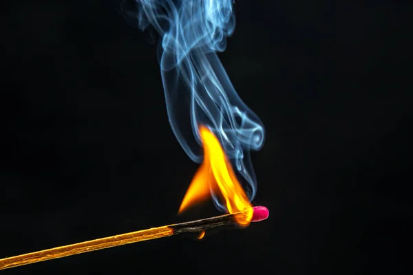 Fuoco Fumo Fiammifero Bruciante Fumante Sfondo Nero Calore Luce Dalla — Foto Stock