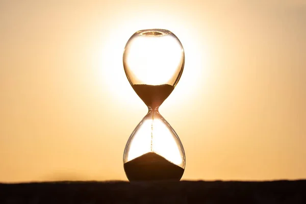 Hourglass는 태양의 배경에 시간의 길이를 계산합니다 우주에서 시간의 유동성의 시간과 — 스톡 사진