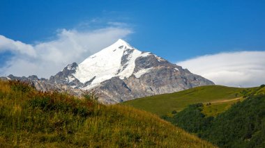 Gürcistan'daki dağlık arazi görünümünde manzara