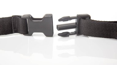 Beyaz arka planda sırt çantaları, çantalar, naylon kemerler için hızlı plastik klips. giysi ve turizm ekipmanları için eşyalar ve aksesuarlar
