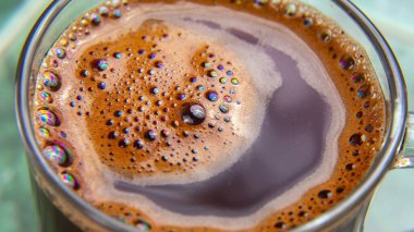 Taze demlenmiş kahve yakın planda.