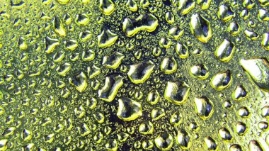 Renkli arka planda bir damla su. Soyut doku