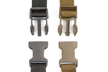 Beyaz arka planda sırt çantaları, çantalar, naylon kemerler için hızlı plastik klips. giysi ve turizm ekipmanları için eşyalar ve aksesuarlar