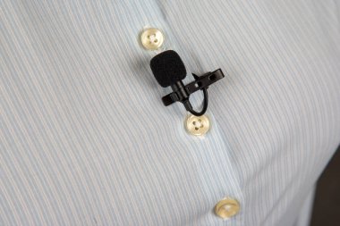 Gömlekteki ses kaydı için lavalier mikrofon. ses aygıtı teknolojisi. kablolar küçük mikrofon