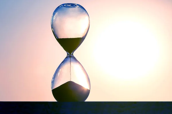 Kum Saati Akşam Güneşinin Arka Planına Göre Zamanın Uzunluğunu Sayar — Stok fotoğraf
