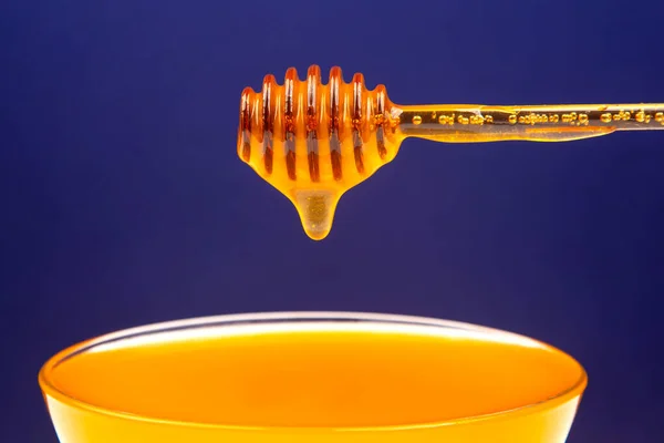 Miele Fragrante Fresco Gocciola Cucchiaio Piatto Uno Sfondo Colorato Nutrizione — Foto Stock