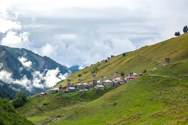 Vue Village Adishi Géorgie Voyage Dans Les Montagnes Image En Vente