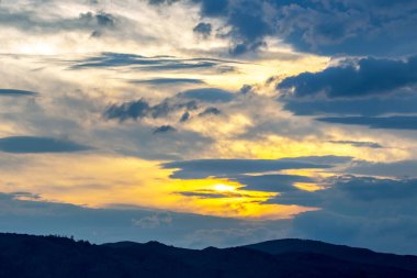 Gün batımında gökyüzünde renkli bulutlar.