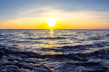 Denizin üzerinde şafak ve gün batımı. Doğadaki manzara