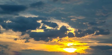 Gün batımında gökyüzünde renkli bulutlar.