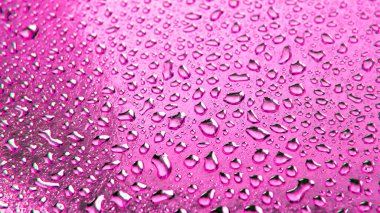 Renkli arka planda bir damla su. Soyut doku