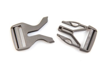 Beyaz arka planda sırt çantaları, çantalar, naylon kemerler için hızlı plastik klips. giysi ve turizm ekipmanları için eşyalar ve aksesuarlar