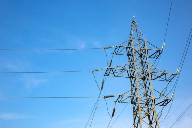 Elektrik iletimi için kablolarla elektrik hattı desteği. Dağıtım istasyonunda kablo kablosu olan yüksek voltaj şebekesi kulesi. Enerji endüstrisi.