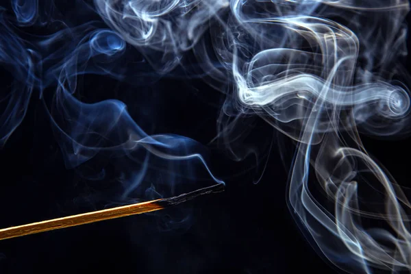 Курение Матч Черном Фоне Тепло Свет Огня — стоковое фото
