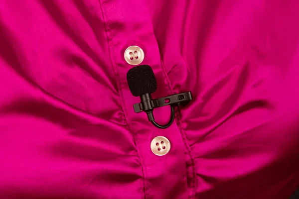 在衬衫上录音用的更轻的话筒 音频设备技术 有线小话筒 — 图库照片