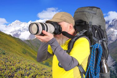 Sırt çantalı bir fotoğrafçı seyahatte doğanın güzelliğini fotoğraflıyor.