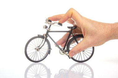 Beyaz arka planda bisiklet mankeni olan bir adam. bisiklet konsepti