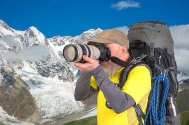Sırt çantalı bir fotoğrafçı seyahatte doğanın güzelliğini fotoğraflıyor.