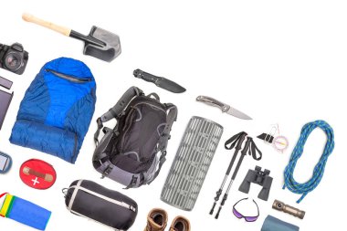 Beyaz arka planda turist yürüyüşü öğeleri. Seyahat için en iyi aksesuar manzarası. Seyahat ve yürüyüş için ekipman. Hayatta Kalma Ögeleri.
