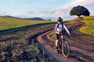 bisikletçi bir alanda bir bisiklet ile gidiyor