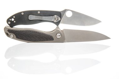 Beyaz arka planda iki katlı bıçak. Turizm ve hayatta kalma ögesi.